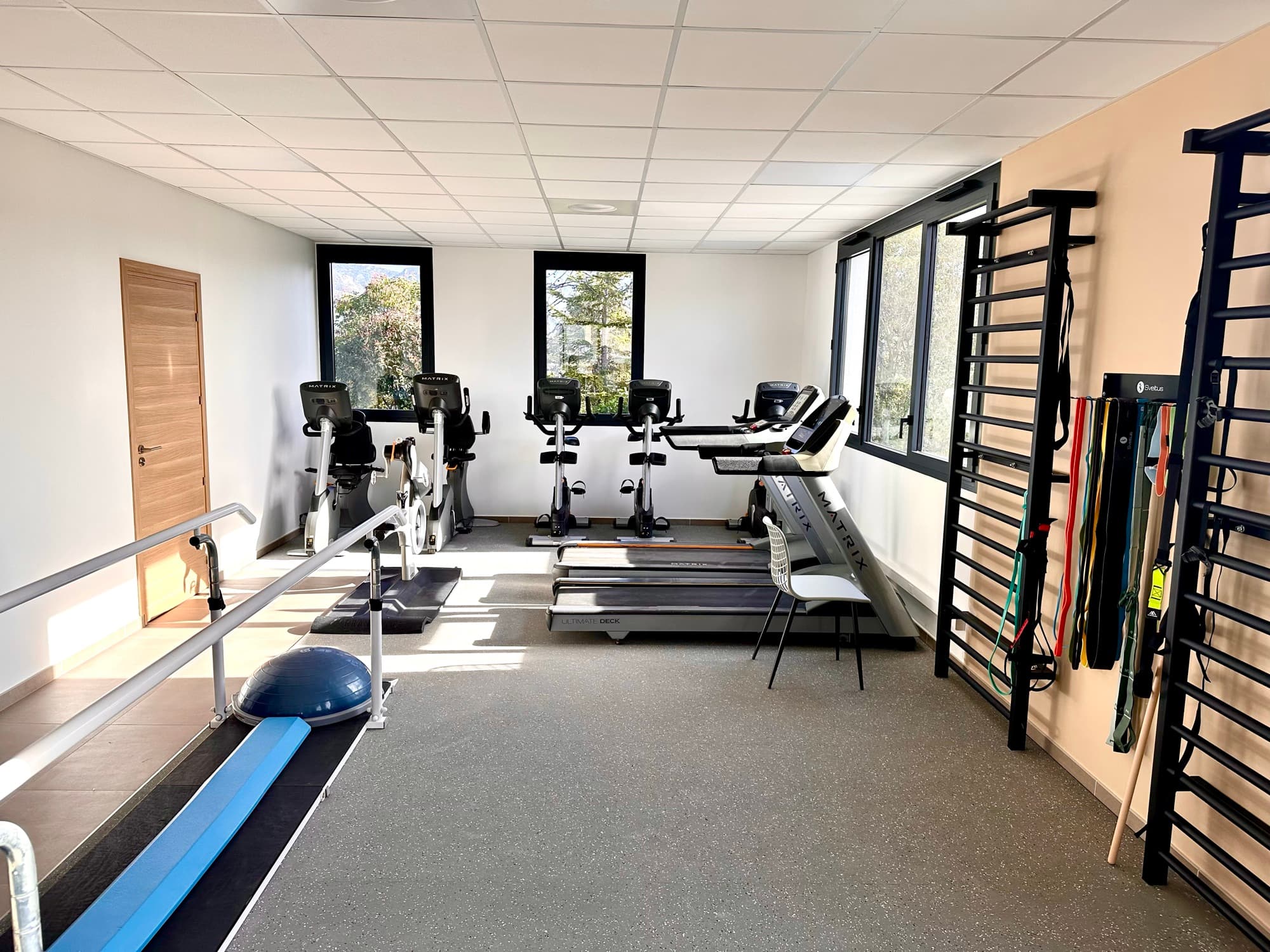 Plateau technique avec barres parallèles et espaliers