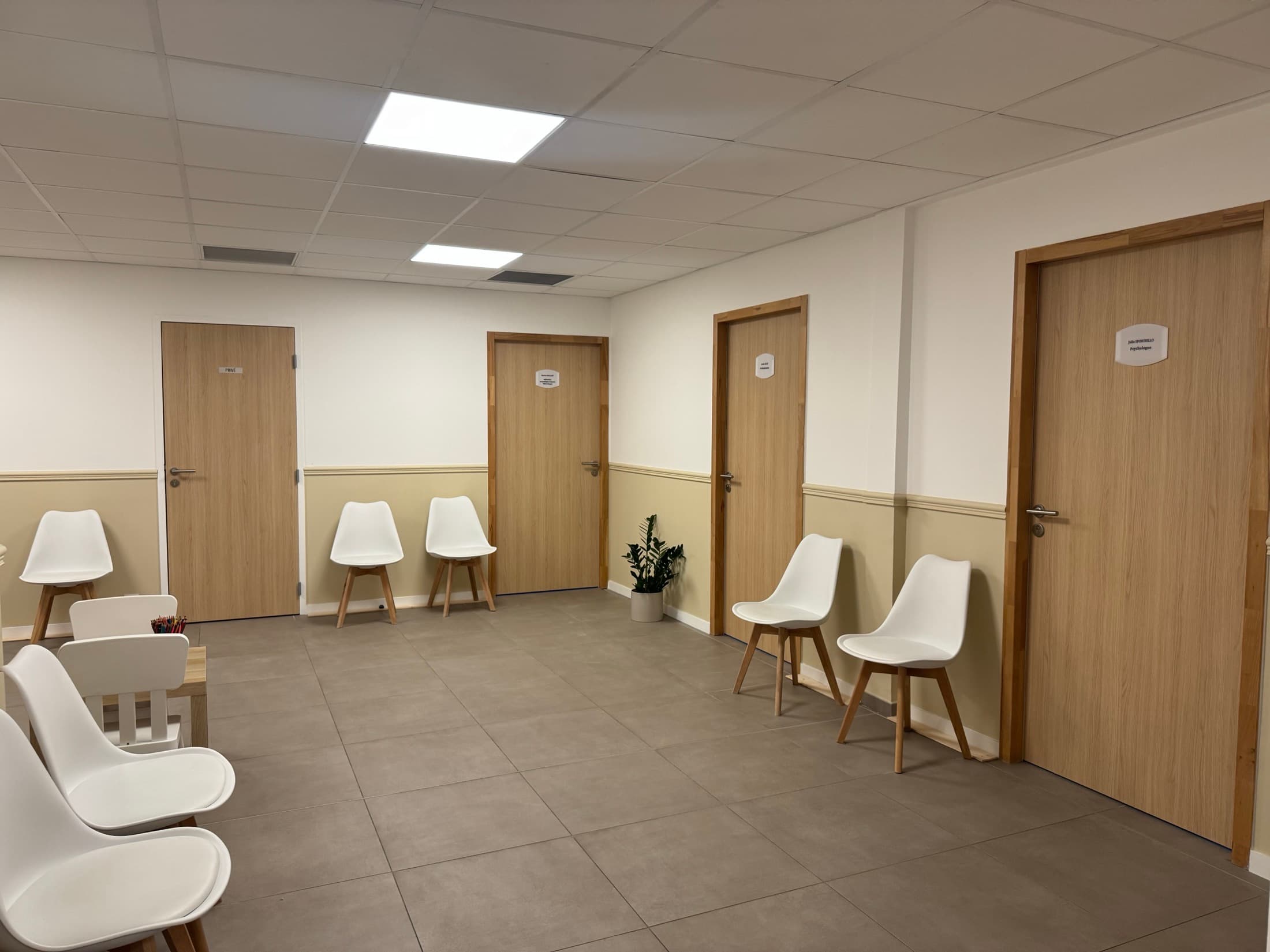 Salle d'attente spacieuse desservant les cabinets de consultation